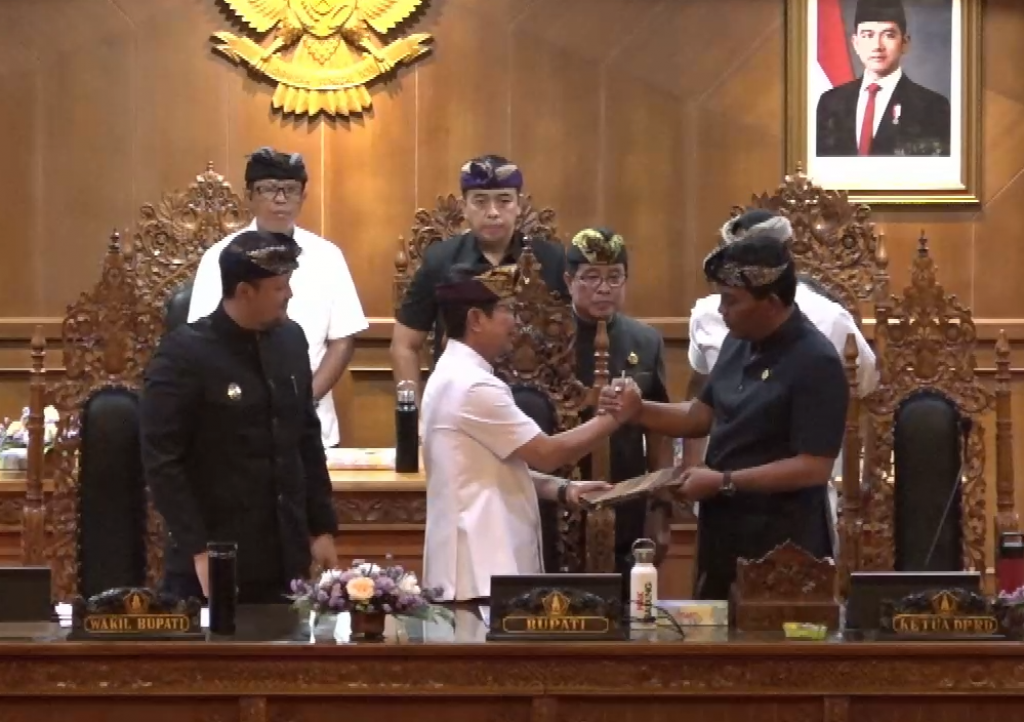 Bupati Adi Arnawa Sampaikan Penjelasan Raperda Pertanggungjawaban APBD 2024